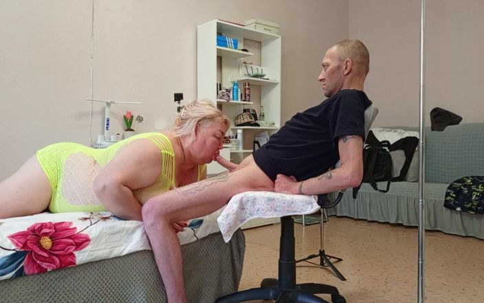 Zona901: Друг відсмоктує велику порцію гарячої сперми з члена і ковтає її