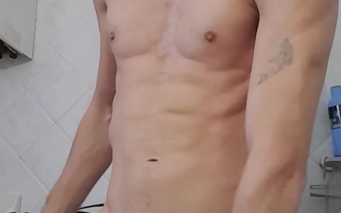 Boy jerking off: Vieni a fare una doccia calda con me?