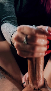 Elle me fait gémir en me branlant - éjaculation énorme et orgasme amateur réel