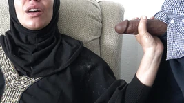 Muzułmanka Rogacz zaprasza czarnych imigrantów do swojego mieszkania w Marsylnii