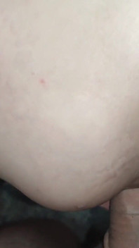 Anální sex s nahou černovlasou