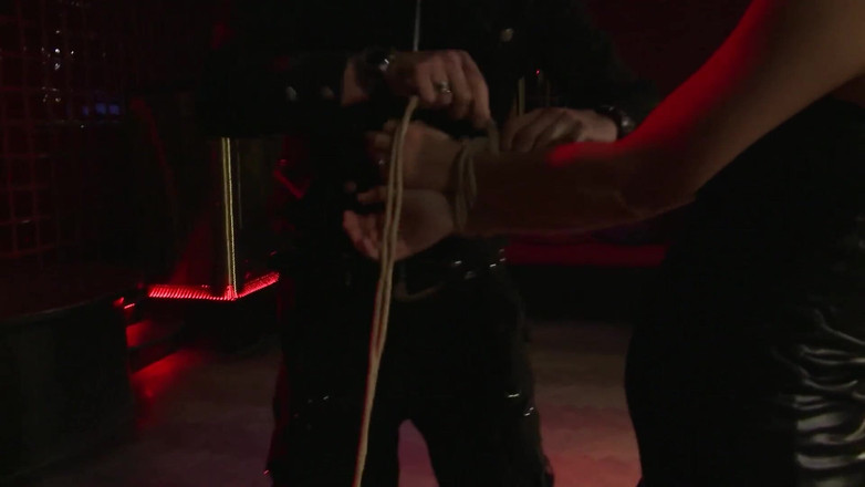 Fetish-x: MILF-göttin BDSM bondage-hängende spiele mit devoter sklavenschlampe