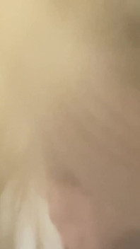 Je la baise par derrière, avec un cul en l’air, pendant qu’elle gémisse et qu’elle gémisse sur son visage,