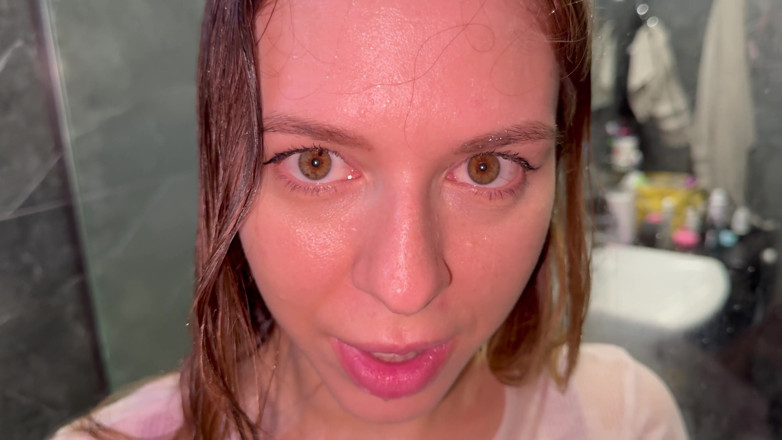 Milfetta: Mijn stiefmoeder liet me mezelf wassen en klaarkomen!