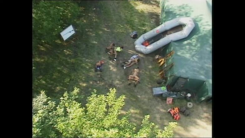 Deutschland porn: I soldati fanno sesso di gruppo all'aperto nel campo con...