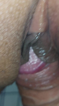 Minha enteada me mostra sua nova calcinha que cheira rico e delicioso