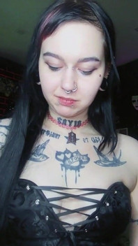 Seksowna alternatywna brunetka pije wodę gazowaną i burping