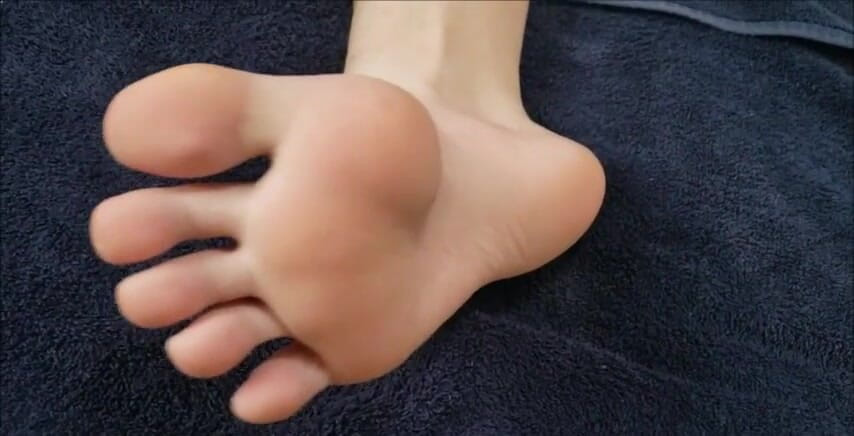 HottButtNasty: Sledujte, jak moje sexy noha dostává horkou lepkavou nálož spermatu.