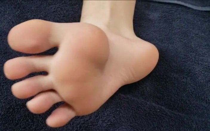 HottButtNasty: Watch my sexy foot take a hot sticky load of...