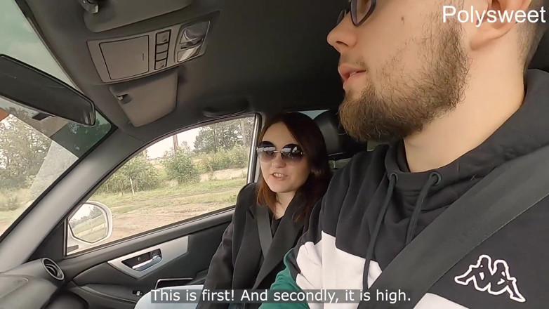 Polly Sweet: Blowjob panas dalam kereta dan kongkek strap-on saucy (jalang merintih)
