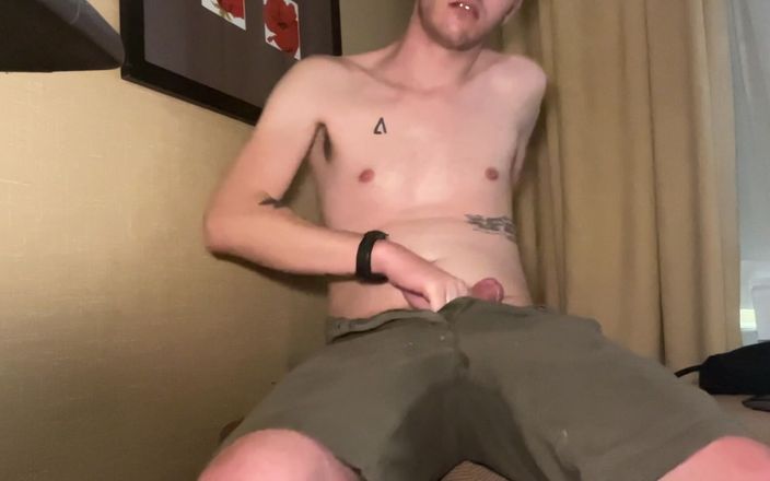 Ryan Cauthon: American Freeballin Army, short cargo vert, éjaculation