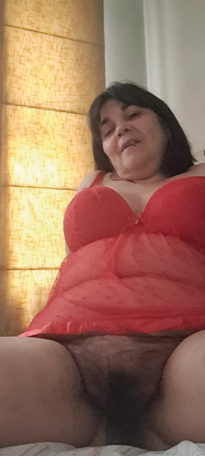 Mommy big hairy pussy: Macecha v sexy červené videokameře