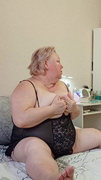 Teściowa masturbuje się swoimi dużymi