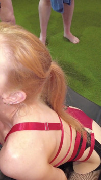 Sexy blonde milf vindt het heerlijk om in het midden van een pikcirkel te zitten