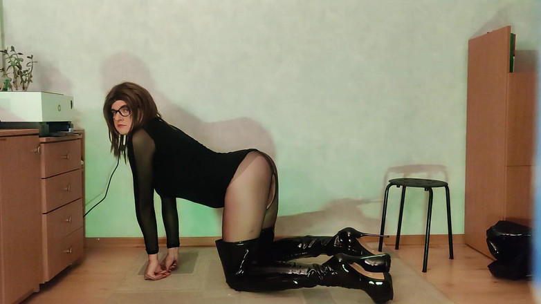 MicziCD: Aku pertama kali ngentot pantatku dengan sepatu bot baru!