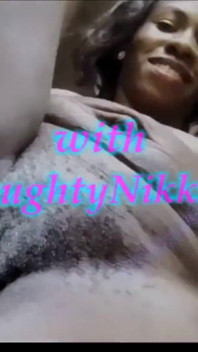 Milf slet geniet van selfpee