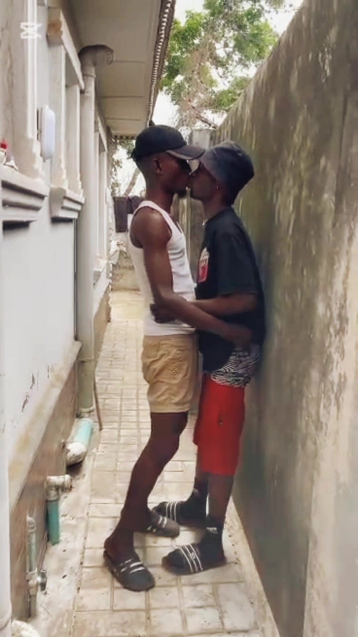 BlaqHandSomeGuy: Sex În Spatele Casei