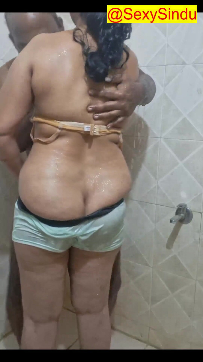 Sexy sindu: Pareja caliente bañándose besos