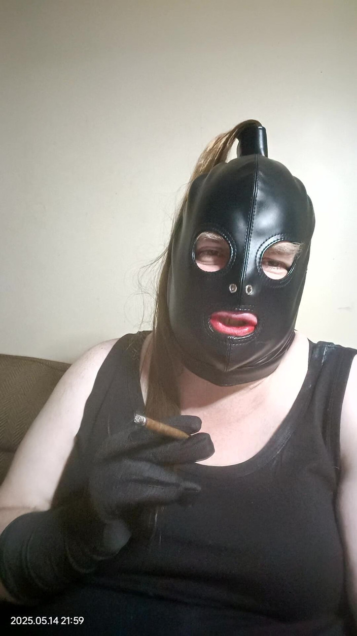 Stephanie-Nicole-TV: Курит стройную Panatella Cigar и мечтает о том, чтобы ее отвезли в сауну в качестве Стефани