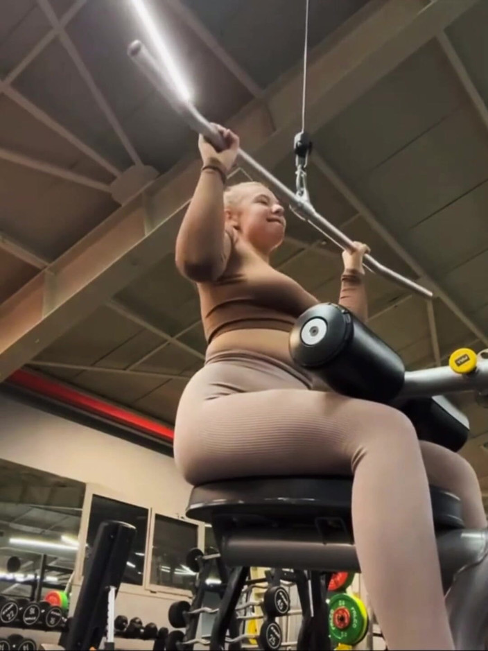 JuiceLussie: Extreme Masturbation and Training at the Gym