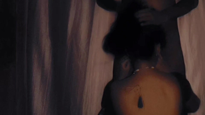 Hotpooja86900: Bhabhi krijgt een pijpbeurt met buurman en bedriegt zijn man