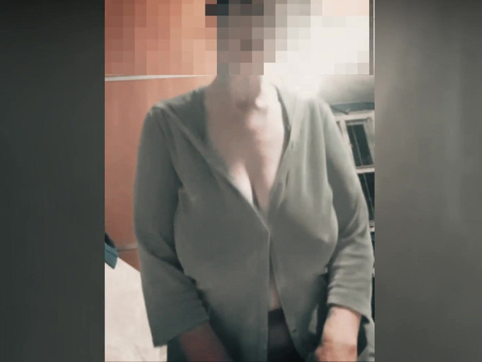 Mr_geenx: Dojrzała mama 57 lat, w domu w rajstopach. Domowe 039