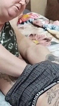 Ich lutsche den schwanz meines schwiegersohns und sehe zu, wie er kommt
