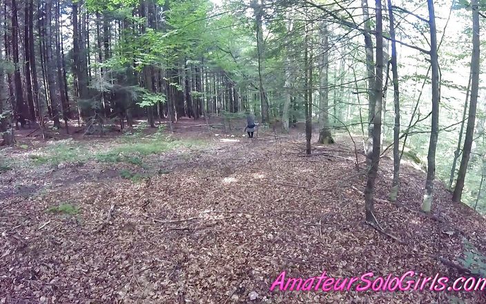 Amateur Solo Girls: Hombre maduro mira a una chica masturbarse en el bosque