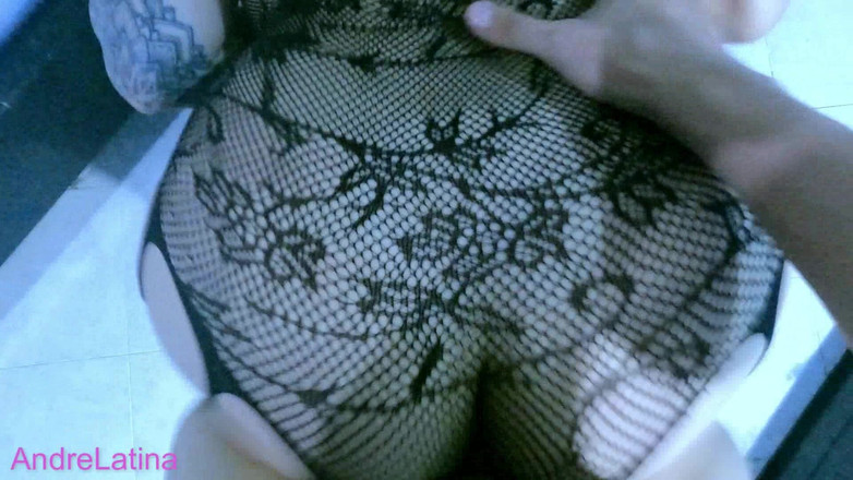 Gatita latina: 穿着紧身裤射精在她屁股上