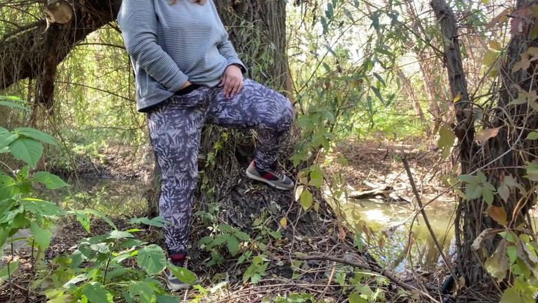 OurFetishLife: Zralá křivolačka nevlastní matka se prstí v přírodě