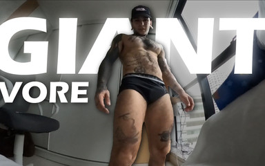 Dyavol: Sweaty Giant återvänder från träningen och leker med en liten människa,...