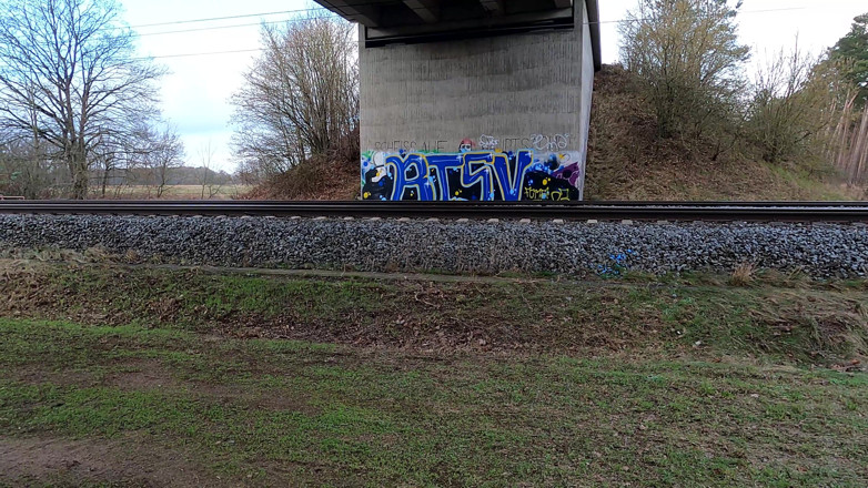 Bouncy Tits Action: tren steshan par stanon ki pitaee
