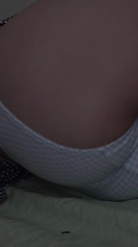 Aoi-chan memiliki pakaian fetish pantat strip erotis yang ditutupi bokong