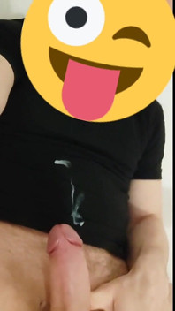 白いクリーミーな精液で私の黒いTシャツを飾る