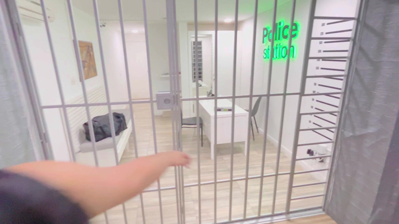 Anotonella-jones: Sexig colombian arresteras på polisstationen, befälhavaren ger henne ett stort...