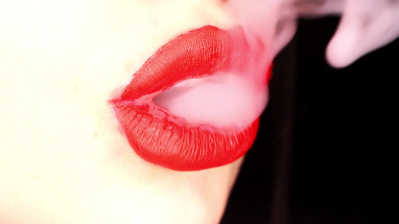 Goddess Misha Goldy: 4K Roter lippenstift und rauchendes hookah auf schwarzem hintergrund