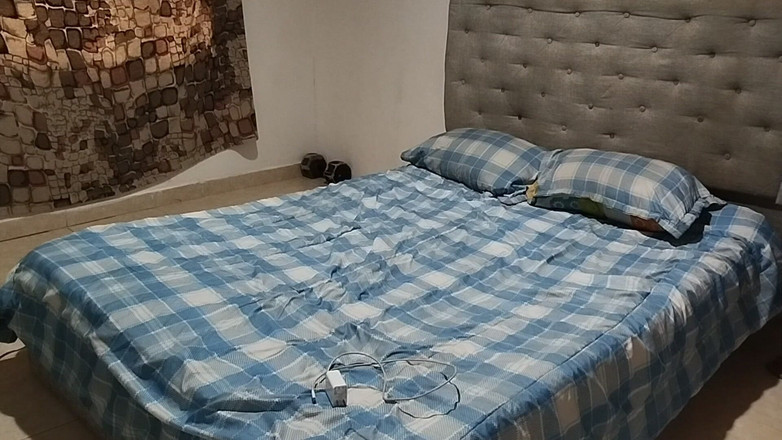 Adribella69: Une fille pulpeuse se masturbe dans la salle de bain...