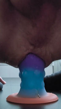 Enorme kleurrijke kontplug & extreem rekken en hete masturbatie!