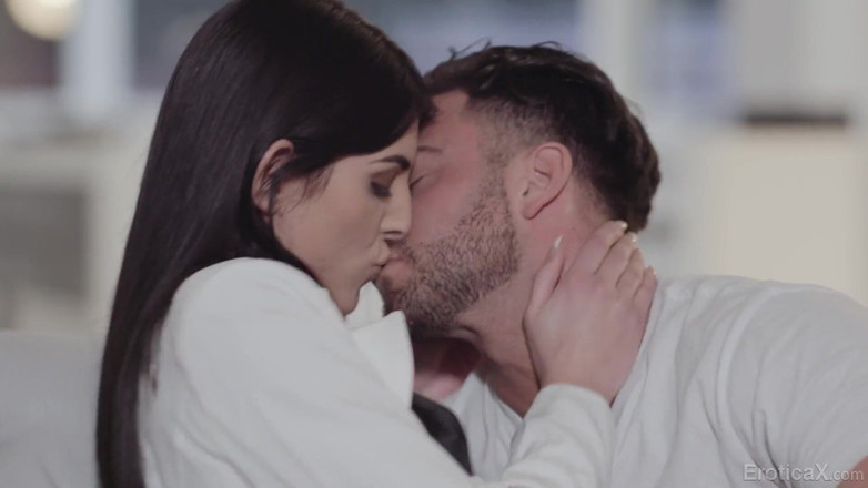 Erotica X: De la regina balului la fată - EroticaX