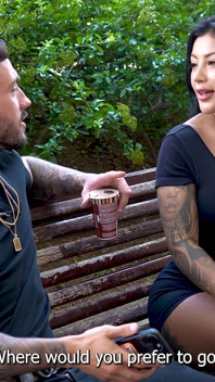 Mulher colombiana na Espanha procura homens na rua com pênis grandes para sexo - Mariana Martix e Raul Bud