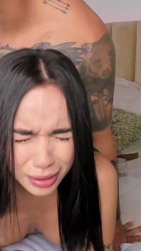Bela latina é fodida sem piedade! Ela adora chupar pau e foder com força