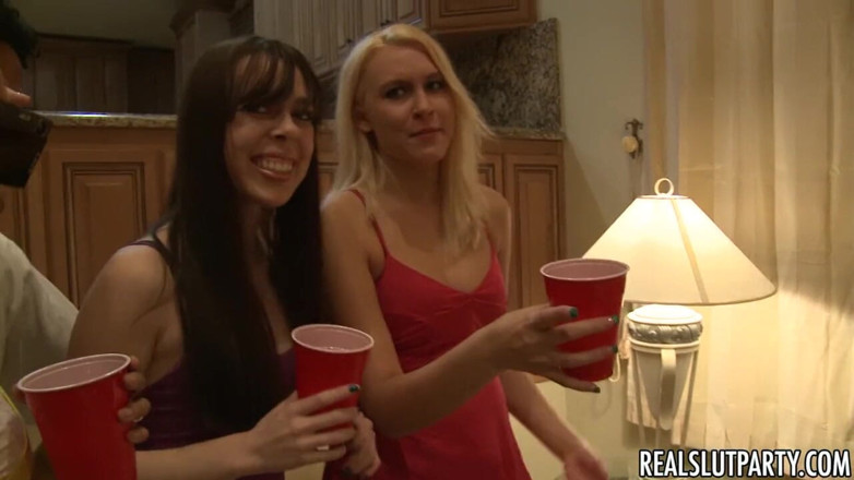 Real Slut Party: Parti perempuan jalang sebenar - parti permulaan awek-awek ini menjadi liar