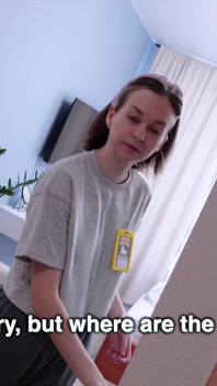 La femme de ménage de l’hôtel m’a tous déshabillé, j’étais nue !