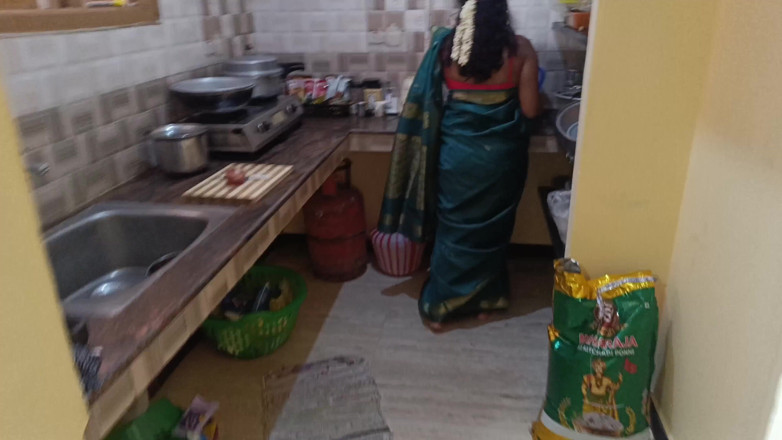 Pushpa studio: Ama de casa trabaja en casa con hermanastra y su...