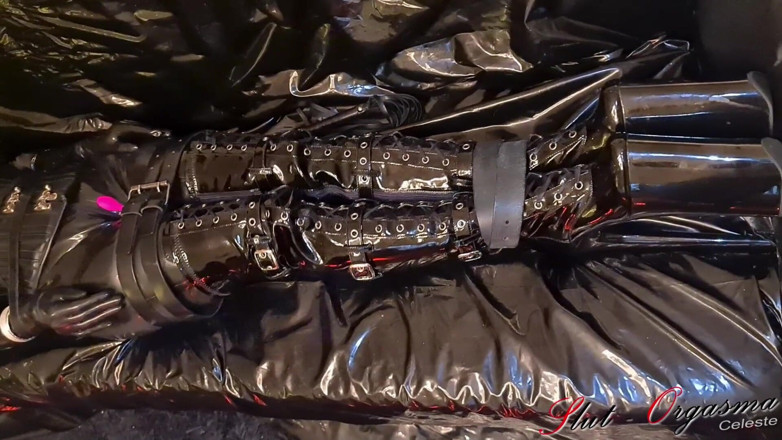 Slut Orgasma Celeste: Slavin slet-orgasma Celeste gebonden in zwarte latex en leer geduwd...
