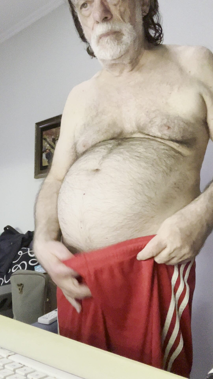 Coach Karl dude lodge: 2025-12-08 Засвет в спортзале в шортах