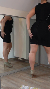 Une femme pulpeuse enfile ses robes à gros nichons pour vous