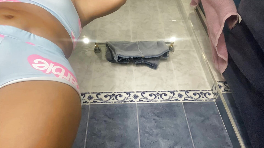 Stepmom's Culona Trapped in the Bathroom (Sensesex 1989)