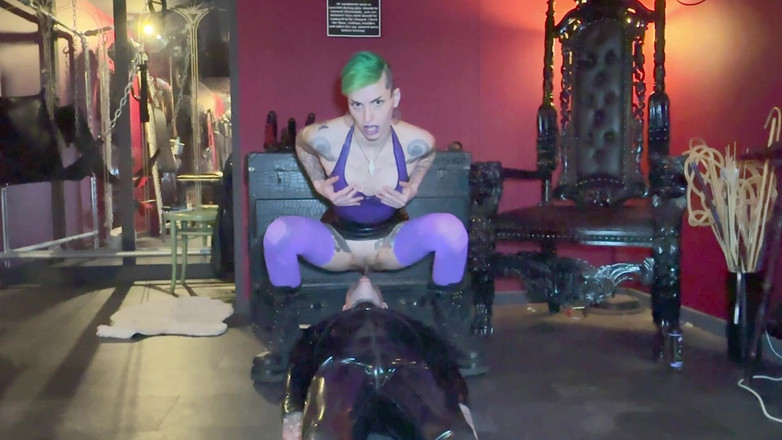 KinkyFemdomTV: Bocca che piscia Ft Padrona Anura Laas Maz morbid