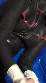 Латексна Даніель в латексному масці масажує свою іграшку